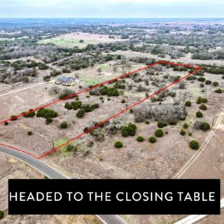 I am so incredibly excited about this land purchase! The coolest family has scooped it up and will be building their dream home on it soon. It’s going to be a fun process to watch! 

Ready to build a custom home? That’s one of my favorite things to assist buyers with and I happen to know the best builder around. @jmurdockhomes is ready to take on your project 💪🏻