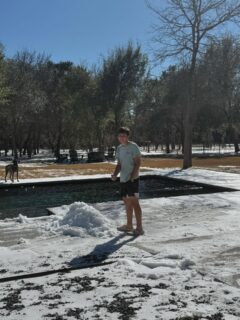 One is having a blast bundled up like a normal human and the other is still too cool for winter clothes 🥶 #snowdaysintexas